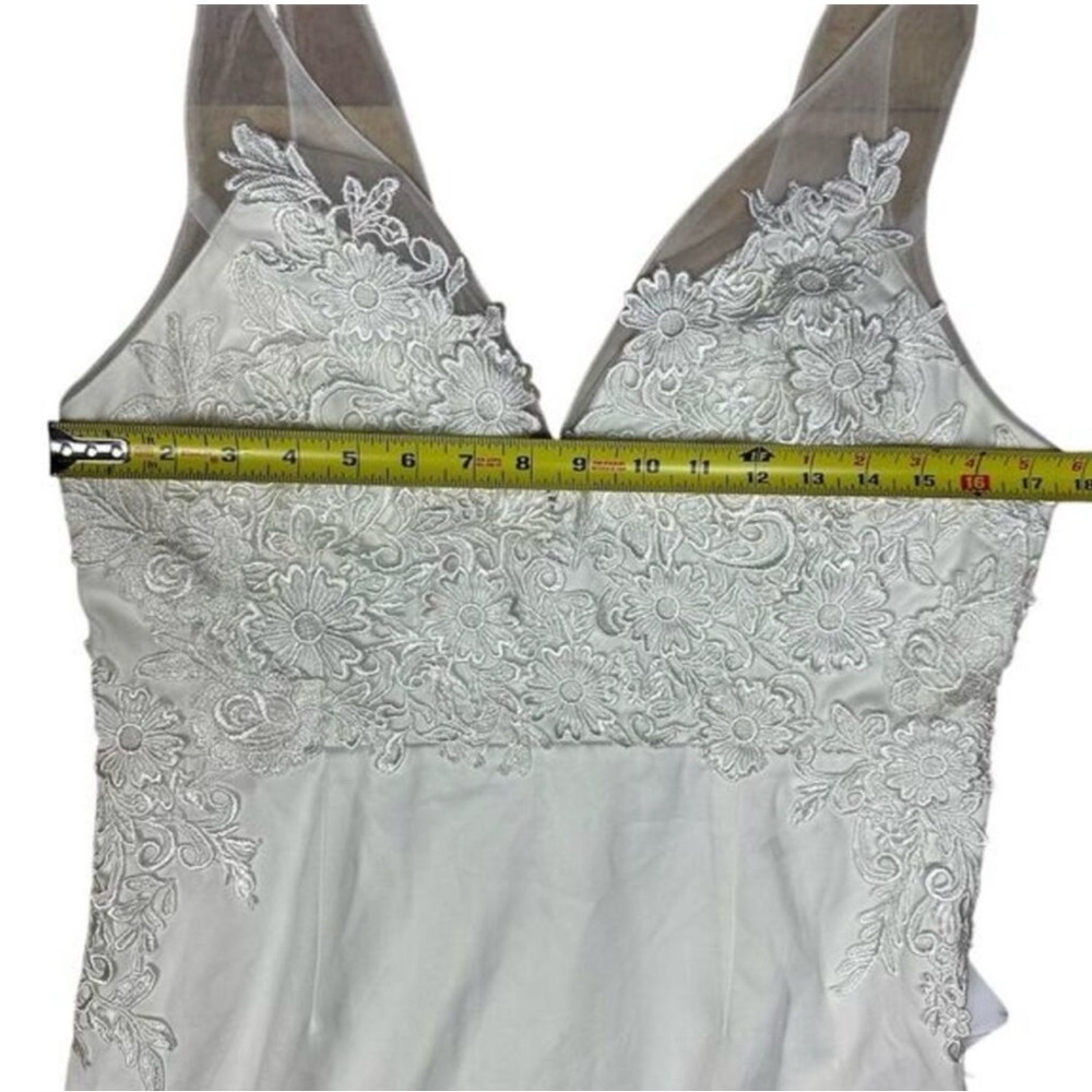 Elegant White Gown with Appliqué Detail - Picture 6 of 9